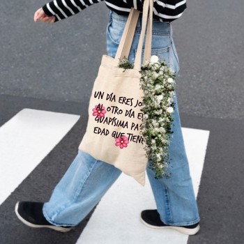 Tote Bag Multiusos Personalizado "UN DÍA ERES JOVEN Y AL OTRO DÍA ESTÁS GUAPÍSIMA PA´ LA EDAD QUE TIENES"
