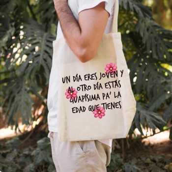 Tote Bag Multiusos Personalizado "UN DÍA ERES JOVEN Y AL OTRO DÍA ESTÁS GUAPÍSIMA PA´ LA EDAD QUE TIENES"