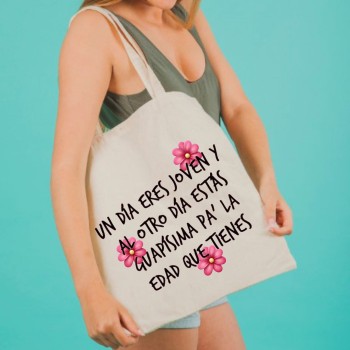 Tote Bag Multiusos Personalizado "UN DÍA ERES JOVEN Y AL OTRO DÍA ESTÁS GUAPÍSIMA PA´ LA EDAD QUE TIENES"
