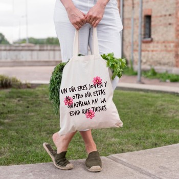 Tote Bag Multiusos Personalizado "UN DÍA ERES JOVEN Y AL OTRO DÍA ESTÁS GUAPÍSIMA PA´ LA EDAD QUE TIENES"